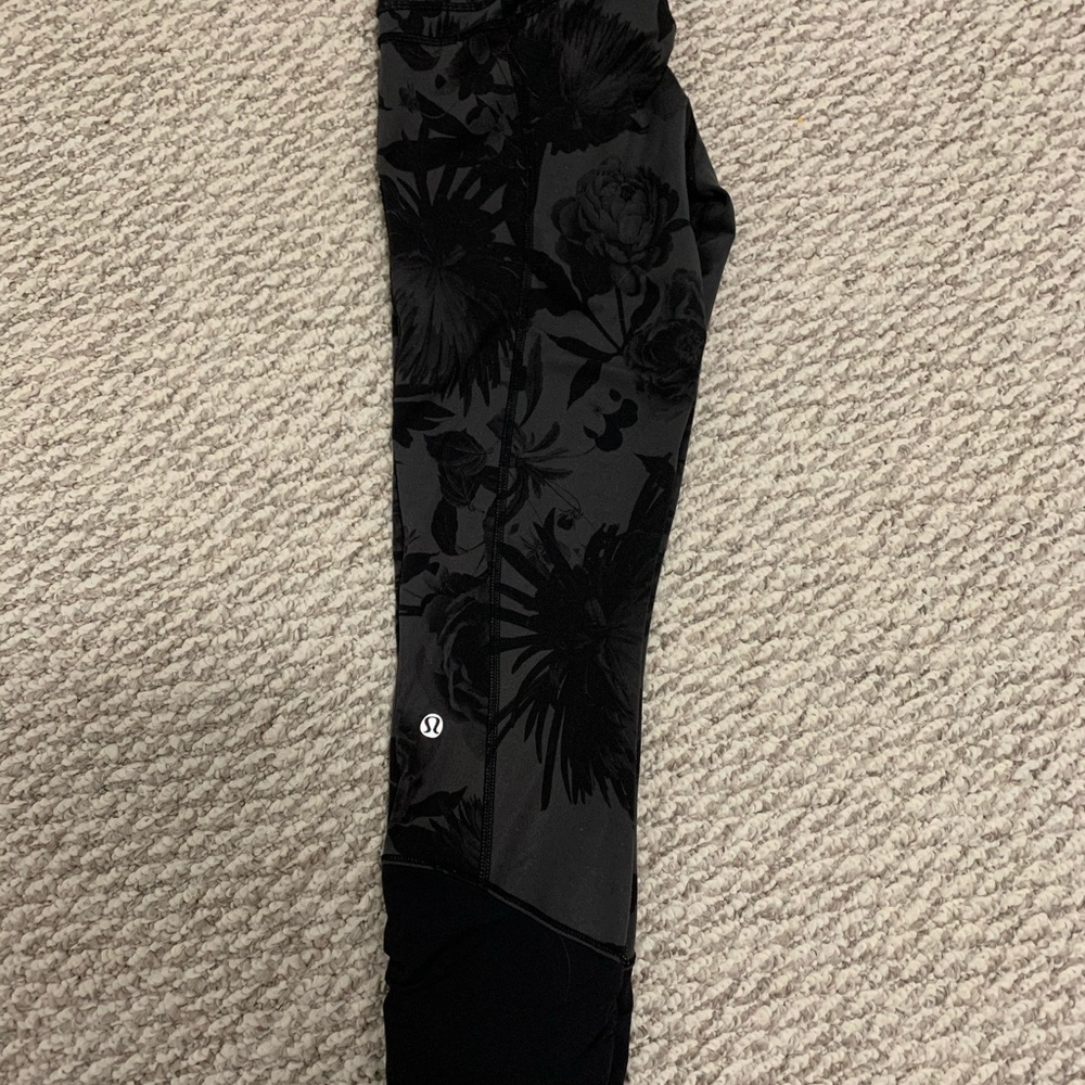 Size 8 Lulu legging